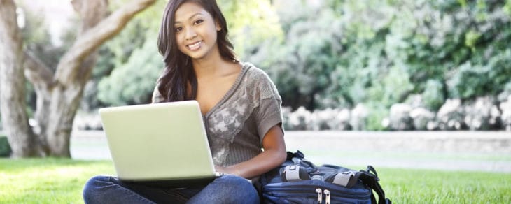 joven-estudiante-universitaria-en-ordenador-portátil